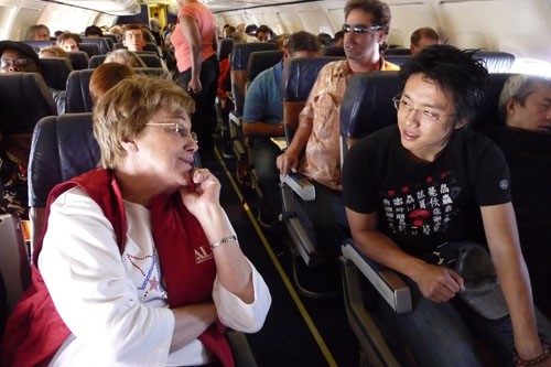 Không làm phiền người ngồi bên: Thông thường, các hàng ghế trên máy bay được xếp 2 hoặc 3 chiếc liền nhau, và bạn sẽ ngồi cạnh những hành khách khác trong cả chặng bay. Làm quen và nói chuyện sẽ khiến hành trình trở nên dễ chịu hơn, nhưng nếu người đó không muốn trò chuyện, đừng làm phiền họ. Hãy đeo tai nghe và tận hưởng sự yên tĩnh của bạn. Ảnh: Phatfriend.